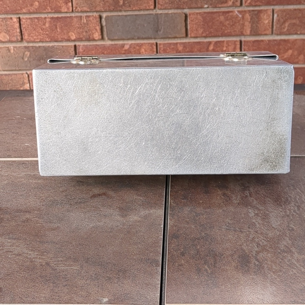 Sudbury Metal Lunchbox with Handle - Picture 6 of 8